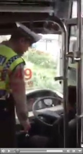polisi tilang bus tabrak motor